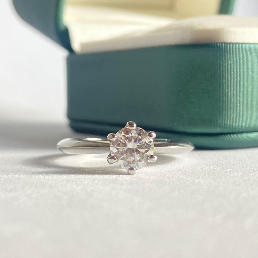 Anel Solitário Clássico Moissanite