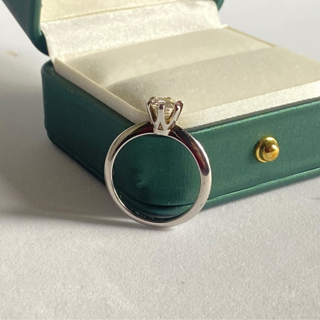 Anel Solitário Clássico Moissanite